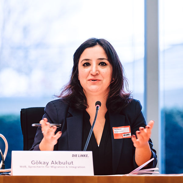 Gökay Akbulut spricht auf der Antirassismus-Konferenz der Die Linke-Fraktion im Bundestag